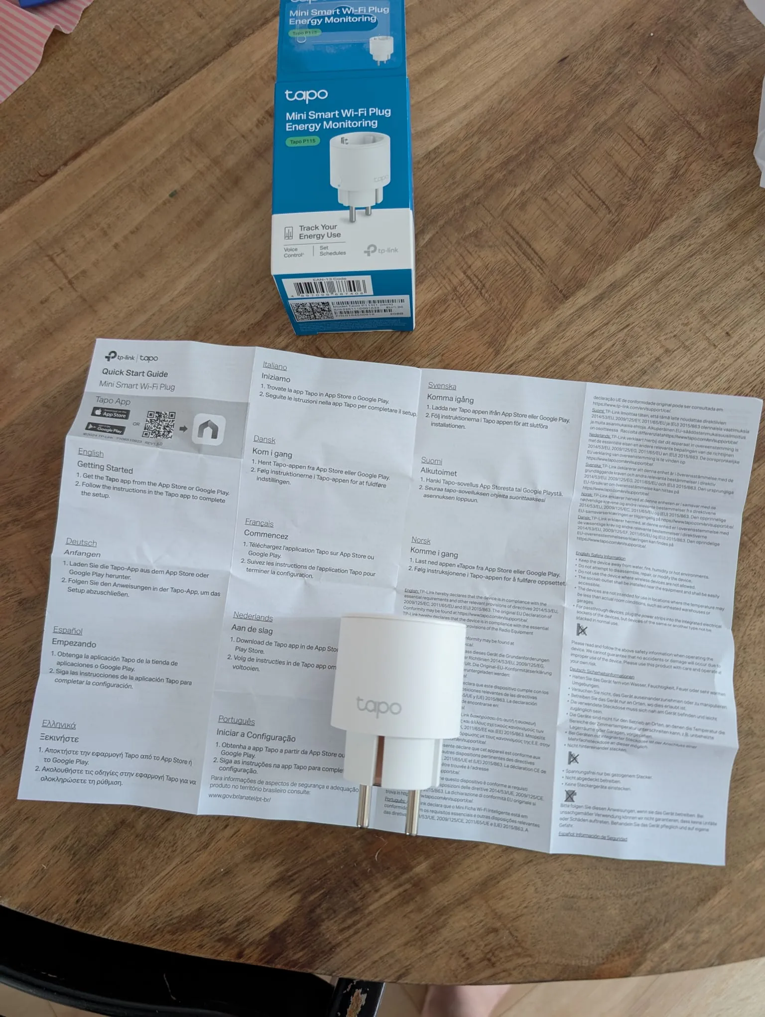 Tapo P115 uitgevouwen met Quick Start Guide op tafel