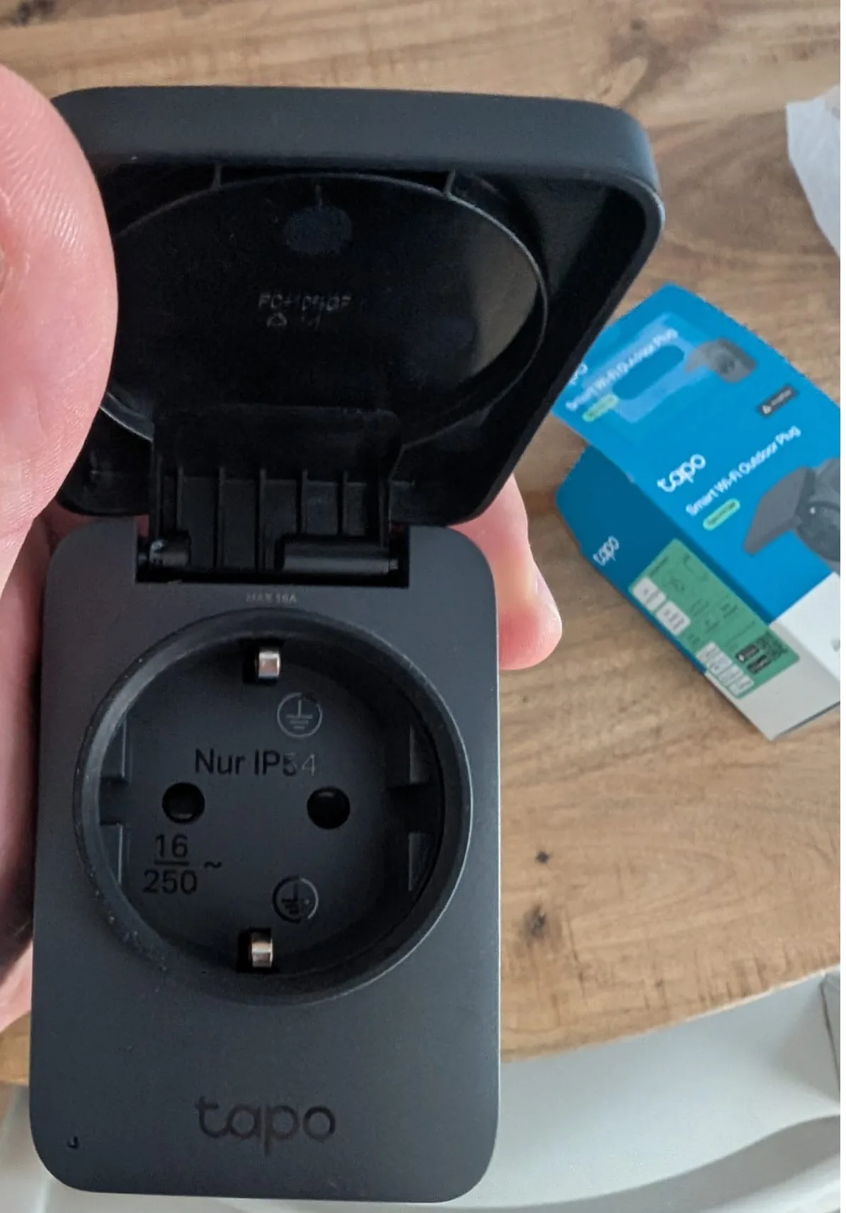 Tapo P410M met open klep, stopcontact zichtbaar met Nur IP54 markering