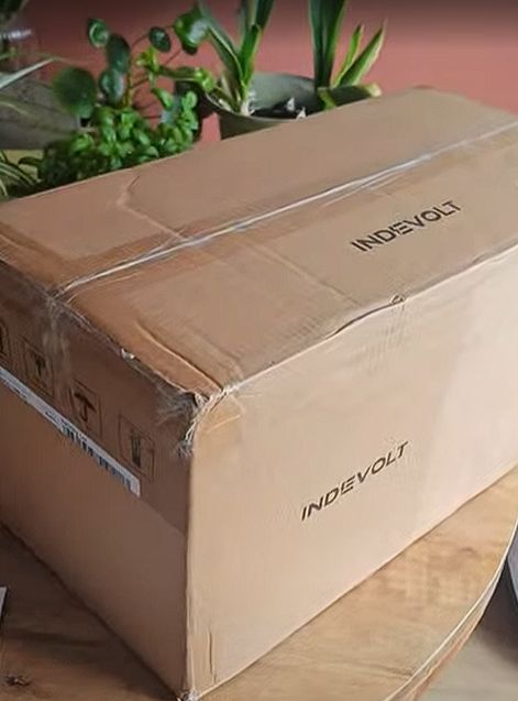 Gesloten kartonnen doos van de Indevolt SolidFlex 3000 AC