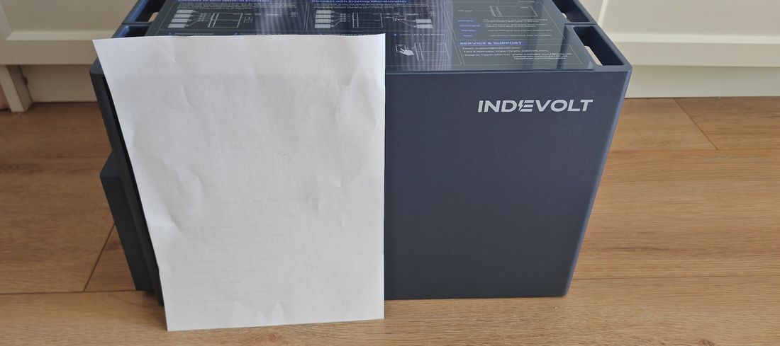 Indevolt SolidFlex 3000 AC naast een A4-vel ter vergelijking van het formaat