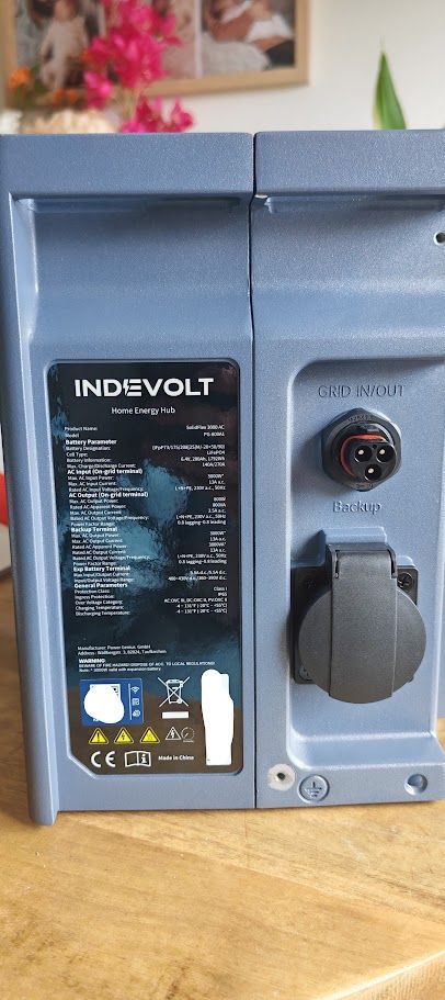 Typeplaatje van de Indevolt SolidFlex 3000 AC met specificaties, GRID IN/OUT en Backup-aansluiting