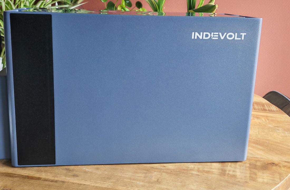 Zijaanzicht van de Indevolt SolidFlex 3000 AC met INDEVOLT-logo
